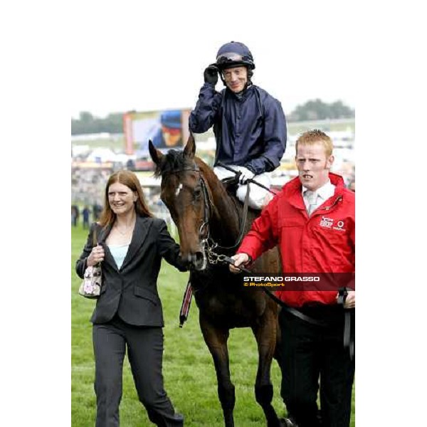 Kieren Fallon on Alexandrova comes back to the winner circle after winning the Vodafone Oaks Espom, 2th june 2006 ph. Stefano Grasso