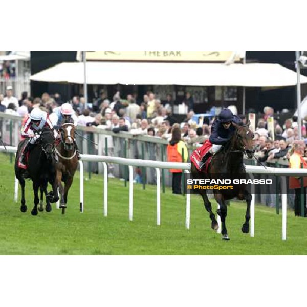 Kieren Fallon on Alexandrova leads alone a few meters to the line of the Vodafone Oaks, followeb by the 2nd Rising Cross Espom, 2th june 2006 ph. Stefano Grasso