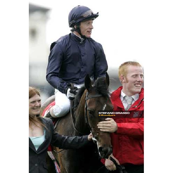 Kieren Fallon on Alexandrova comes back to the winner circle after winning the Vodafone Oaks Espom, 2th june 2006 ph. Stefano Grasso