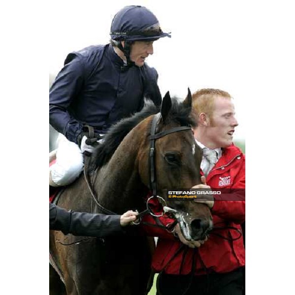 Kieren Fallon on Alexandrova comes back to the winner circle after winning the Vodafone Oaks Espom, 2th june 2006 ph. Stefano Grasso