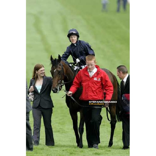 Kieren Fallon on Alexandrova comes back to the winner circle after winning the Vodafone Oaks Espom, 2th june 2006 ph. Stefano Grasso