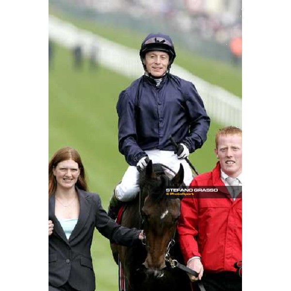 Kieren Fallon on Alexandrova comes back to the winner circle after winning the Vodafone Oaks Espom, 2th june 2006 ph. Stefano Grasso