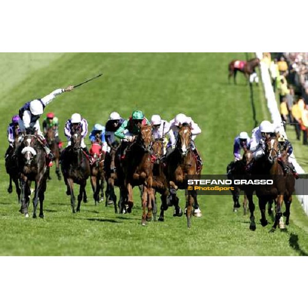 Martin Dwyer on Sir Percy (1st from right) beats Darryl Holland on Dragon Dancer, Johnny Murtagh on Dylan Thomas and wins the Vodafone Derby 2006- In the back Horatio Nelson with a broken leg. the favourite Visindar finished 5th Epsom, 3th june 2006 ph