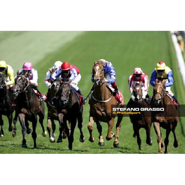 Frankie Dettori on Nayyir (in the middle) wins the Vodafone Diomed Stakes Epsom, 3th june 2006 ph. Stefano Grasso