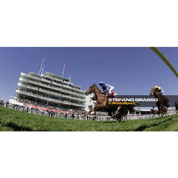 Frankie Dettori on Nayyr wins the Vodafone Diomed Stakes Epsom, 3th june 2006 ph. Stefano Grasso