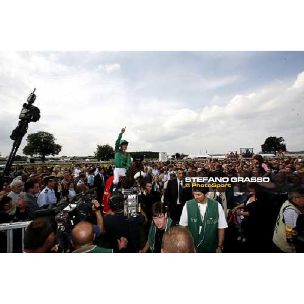 Christophe Soumillon on Darsi enters in triumph in the winners circle after winning the Prix du Jockey Club Mitsubishi Motors Paris Chantilly, 4th june 2006 ph. Stefano Grasso