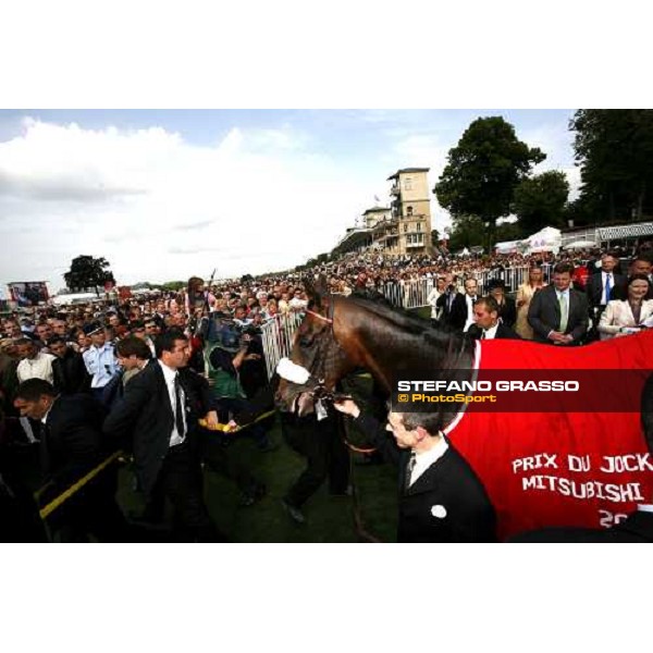 Darsi goes out from the winner circle of the Prix du Jockey Club Mitsubishi Motors after the giving prize Paris Chantilly, 4th june 2006 ph. Stefano Grasso