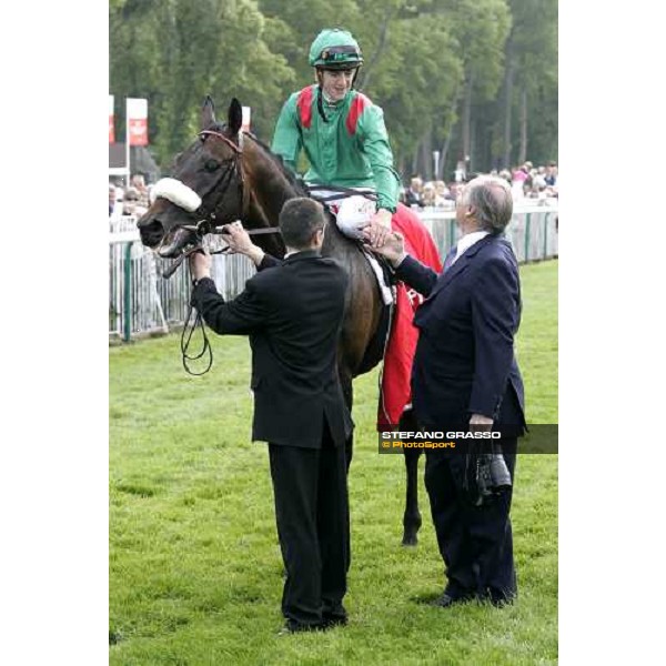 S.A. The Aga Khan congratulates with Cristhophe Soumillon after his triumph on Darsi in the Prix du Jockey Club Mitsubishi Motors Paris Chantilly, 4th june 2006 ph. Stefano Grasso