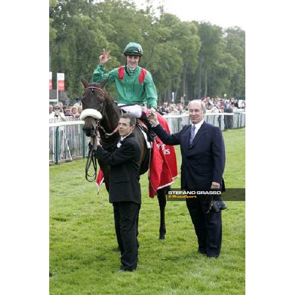 Cristhophe Soumillon on Darsi with S.A. the Aga Khan winners of the Prix du Jockey Club Mitsubishi Motors Paris Chantilly, 4th june 2006 ph. Stefano Grasso