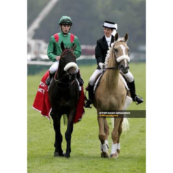 Cristhophe Soumillon on Darsi in triumph after winning the Prix du Jockey Club Mitsubishi Motors Paris Chantilly, 4th june 2006 ph. Stefano Grasso