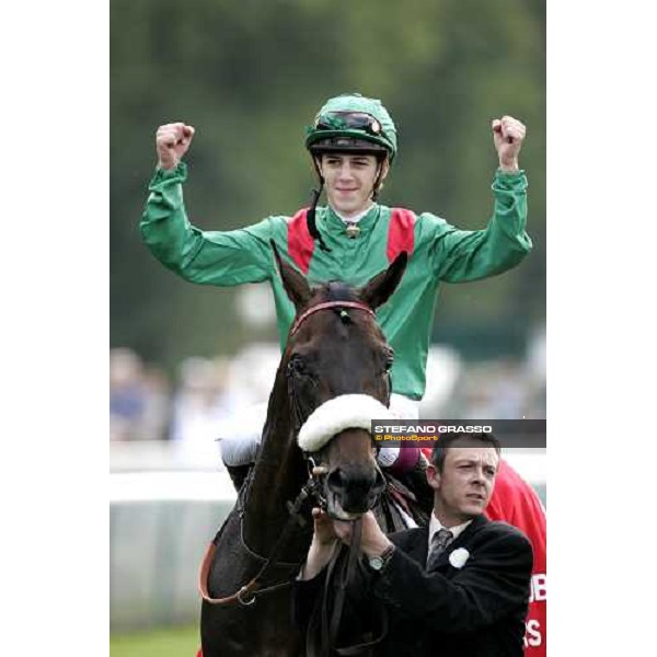 Cristhophe Soumillon on Darsi in triumph after winning the Prix du Jockey Club Mitsubishi Motors Paris Chantilly, 4th june 2006 ph. Stefano Grasso