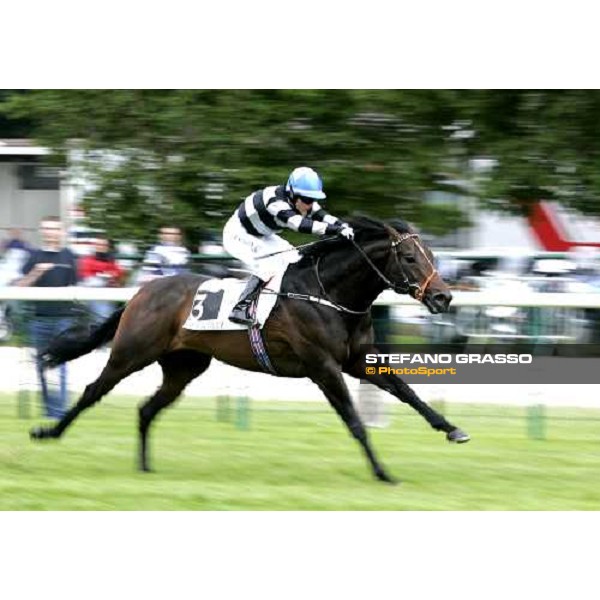 Kieren Fallon on Moss Vale wins the Prix du Gros-Chene Mitsubishi Motors Paris Chantilly, 4th june 2006 ph. Stefano Grasso