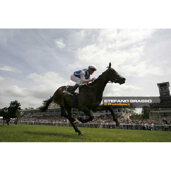 Olivier Peslier on Passager wins the Prix Pajero Mitsubishi Motors Paris Chantilly, 4th june 2006 ph. Stefano Grasso