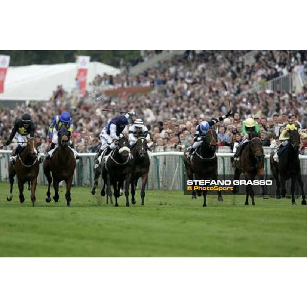 at 100 meters to the line of Prix du Gros-Chene Mitsubishi Motors Kieren Fallon on Moss Vale, winner, 3rd from right Paris Chantilly, 4th june 2006 ph. Stefano Grasso