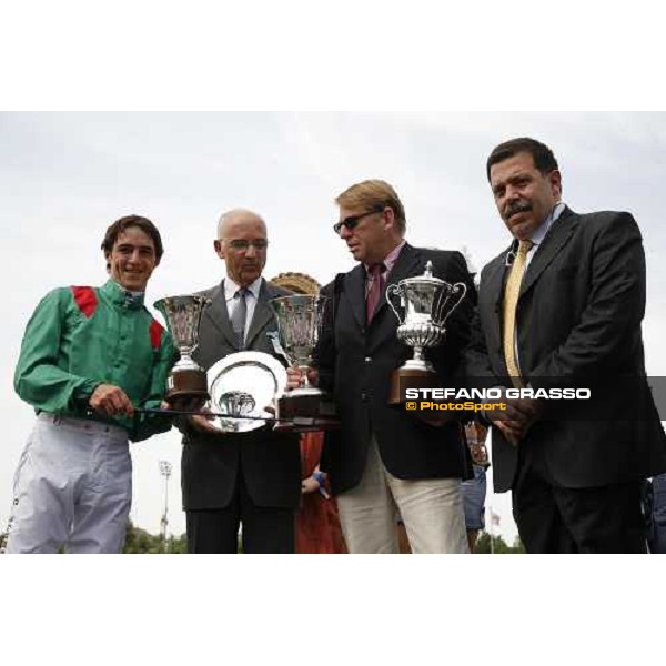 the winning connection of Shamdala winner of Gran Premio d\'Italia Milan, 18th june 2006 ph. Stefano Grasso Milan, 18th june 2006 ph. Stefano Grasso