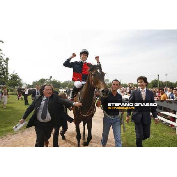 Christophe Soumillon on Dionisia with Riccardo Menichetti and Federico Barberini enter in triumph in the winner enclosure of Oaks d\'Italia Milan, 18th june 2006 ph. Stefano Grasso