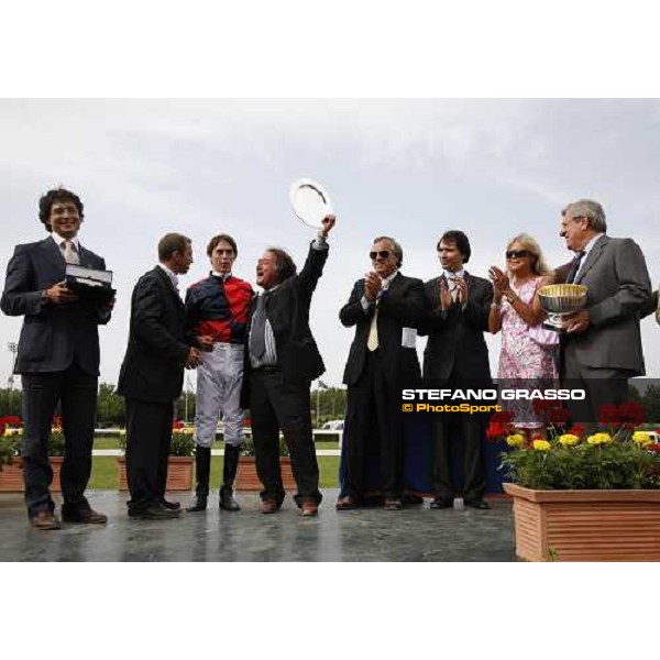 giving prize of the Oaks d\'Italia won by Christophe Soumillon on Dionisia Milan, 18th june 2006 ph. Stefano Grasso