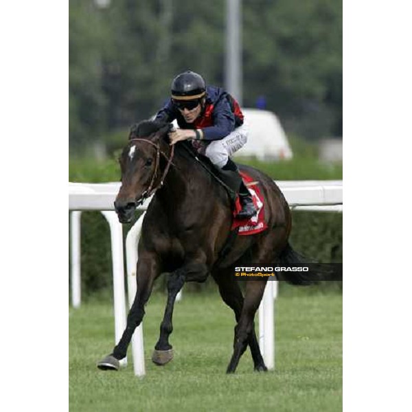 Christophe Soumillon flies alone on Dionisia towards the line of Oaks d\'Italia Milan, 18th june 2006 ph. Stefano Grasso