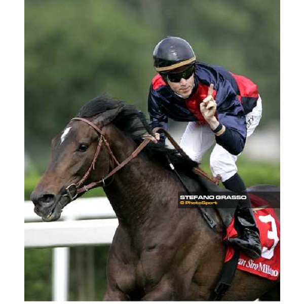 Christophe Soumillon on Dionisia wins the Oaks d\'Italia Milan, 18th june 2006 ph. Stefano Grasso