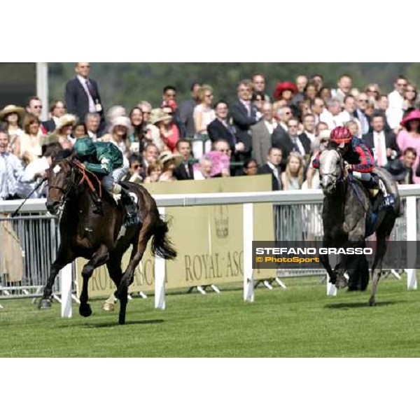 Araafa and Alan Munro flies to the line and win The St James\'s Palace Stakes followed by Stormy River with Olivier Peslier Royal Ascot 1st day, 20th june 2006 ph. Stefano Grasso