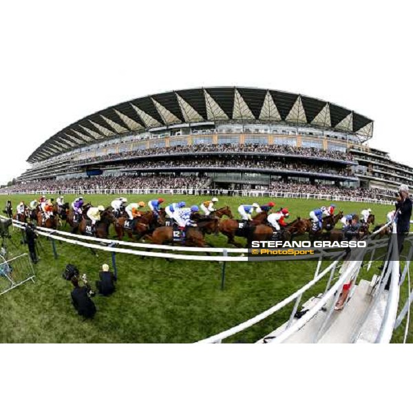 horses of the Ascot Stakes on the first turn in front of the new Grandstand of Ascot Royal Ascot 1st day, 20th june 2006 ph. Stefano Grasso