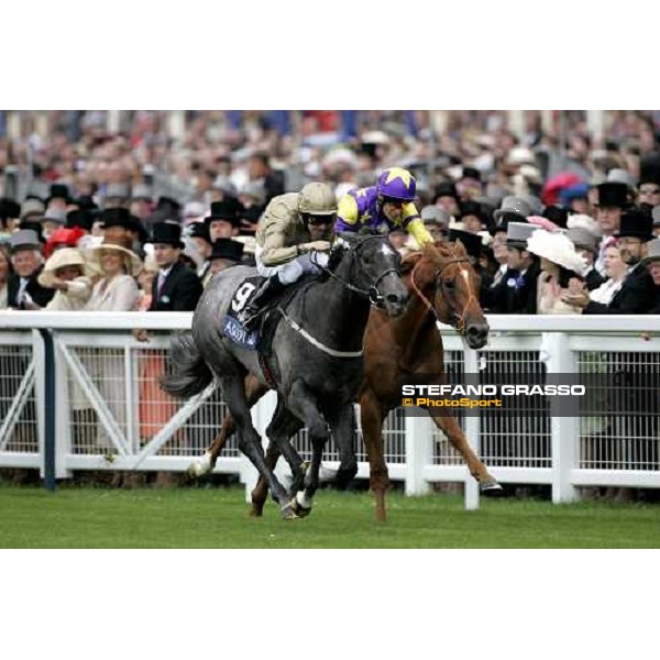 Ted Durcan on Hellvelyn wins the Coventry Strakes beating Richard Hughes on Major Cadeaux Royal Ascot 1st day, 20th june 2006 ph. Stefano Grasso