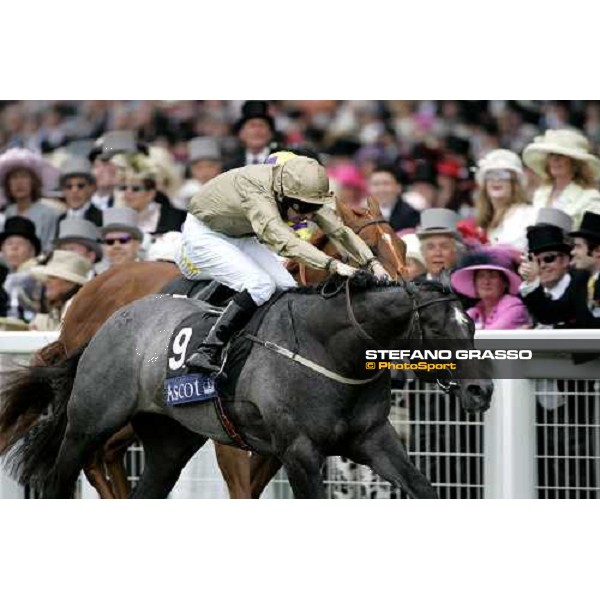 Ted Durcan on Hellvelyn wins the Coventry Strakes beating Richard Hughes on Major Cadeaux Royal Ascot 1st day, 20th june 2006 ph. Stefano Grasso