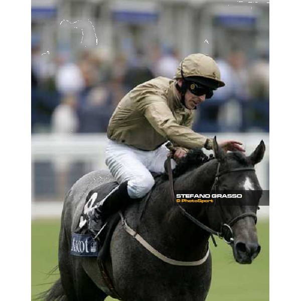 Ted Durcan congratulates with Hellvelyn after winning the Coventry Strakes Royal Ascot 1st day, 20th june 2006 ph. Stefano Grasso