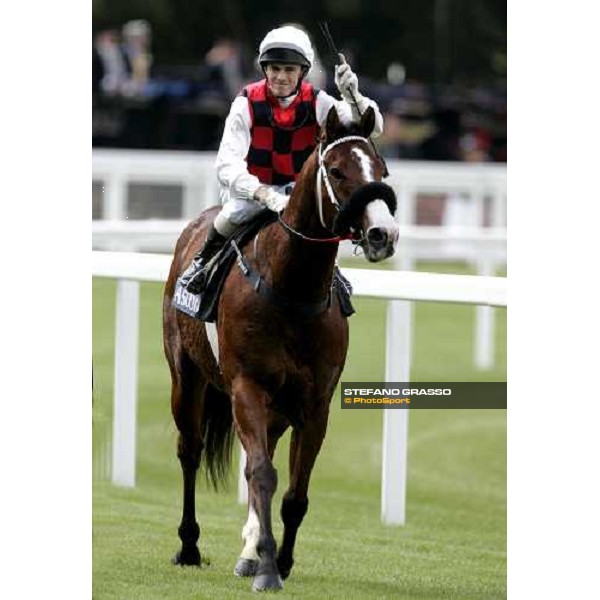 Jay Ford on Takeover Target comes back in triumph after winning the King\'s Stand Stakes Royal Ascot 1st day, 20th june 2006 ph. Stefano Grasso
