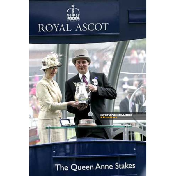 The Queen Anne gives the cup to Mr. Ingham owner of Ad Valorem, winner of the Queen Anne Stakes Royal Ascot 1st day, 20th june 2006 ph. Stefano Grasso