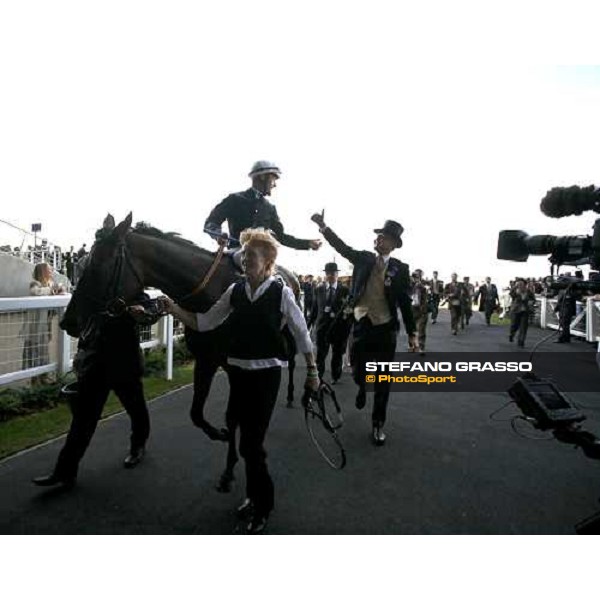 Ed Dunlop congratulates with Olivier Peslier on Oujia Board after the triumph in the Prince of Wales\'s Stakes Royal Ascot, 2nd day, 21st june 2006 ph. Stefano Grasso