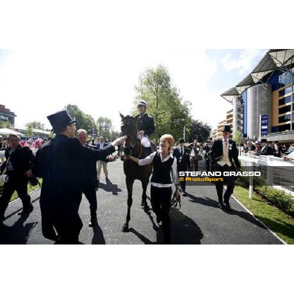 Lord Derby congratulates with Oujia Board and Olivier Peslier after the triumph in The Prince of Wales\'s Stakes. Royal Ascot, 2nd day, 21st june 2006 ph. Stefano Grasso