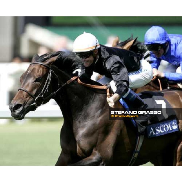 Olivier Peslier on Oujia Board wins The Prince of Wales\'s Stakes beating Frankie Dettori on Electrocutionist Royal Ascot, 2nd day, 21st june 2006 ph. Stefano Grasso