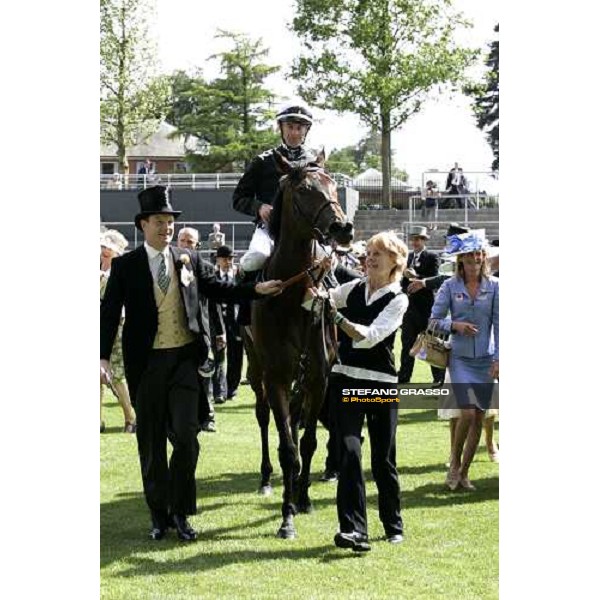 Lord Derby and Oujia Board with Olivier Peslier enter in the winner circle of The Prince of Wales\'s Stakes Royal Ascot, 2nd day, 21st june 2006 ph. Stefano Grasso