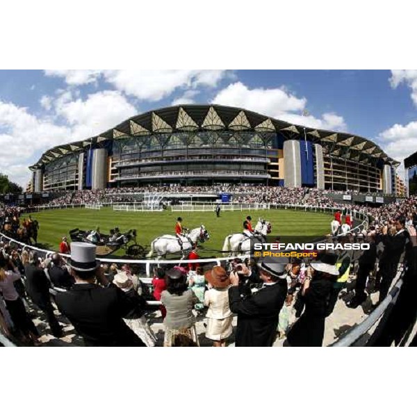 the Royal Procession enters in the new parade ring of Ascot Royal Ascot, 2nd day, 21st june 2006 ph. Stefano Grasso