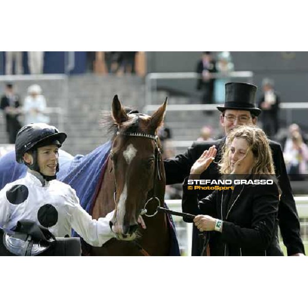 Jamie Spencer, Soviet Song, the groom and James Fanshawe, winners of The Windsor Forest Stakes Royal Ascot, 2nd day, 21st june 2006 ph. Stefano Grasso