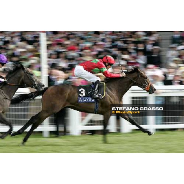 Richard Hughes on Gilded wins the Queen Mary Stakes Royal Ascot, 2nd day, 21st june 2006 ph. Stefano Grasso