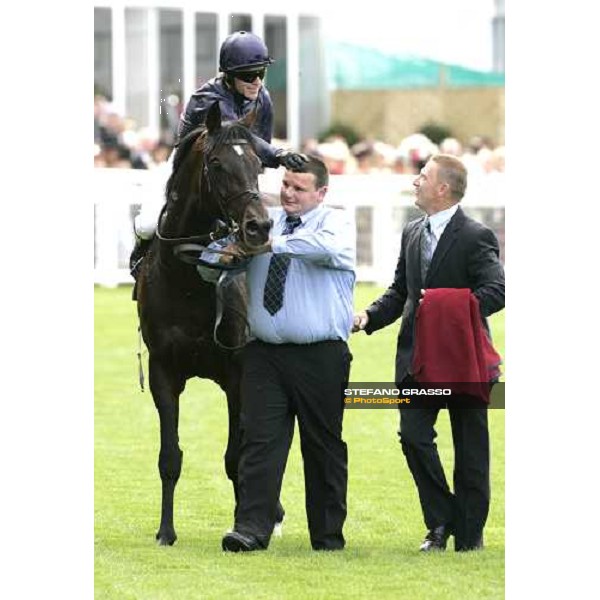 Kieren Fallon congratulates with the groom after winning the Gold Cup on Yeats Royal Ascot, 3rd day, 22th june 2006 ph. Stefano Grasso