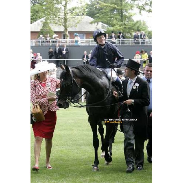 Kieren Fallon on Yeats comes back to the winner enclosure with Mrs. Diane Nagle and the son of John Magnier Royal Ascot, 3rd day, 22th june 2006 ph. Stefano Grasso