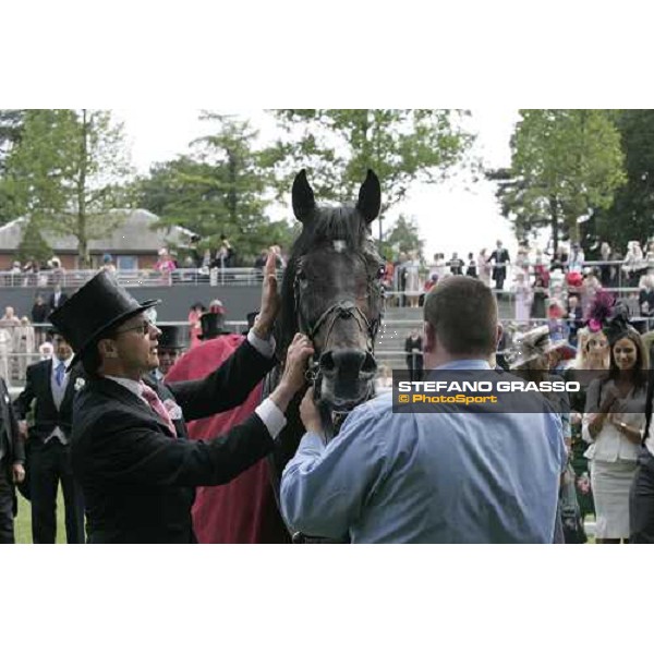 Aidan O\'Brien congratulates with Yeats after the triumph in the Gold Cup Royal Ascot, 3rd day, 22th june 2006 ph. Stefano Grasso