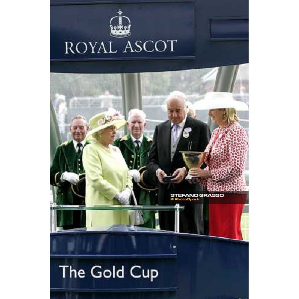 giving prize of the Gold Cup - The Queen with John Magnier and Diane Nagle owners of Yeats Royal Ascot, 3rd day, 22th june 2006 ph. Stefano Grasso