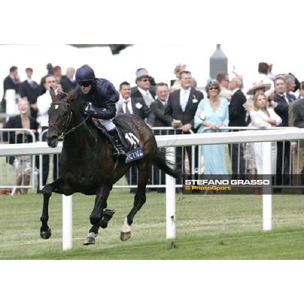 Kieren Fallon on Yeats flies alone to the line of The Gold Cup Royal Ascot, 3rd day, 22th june 2006 ph. Stefano Grasso