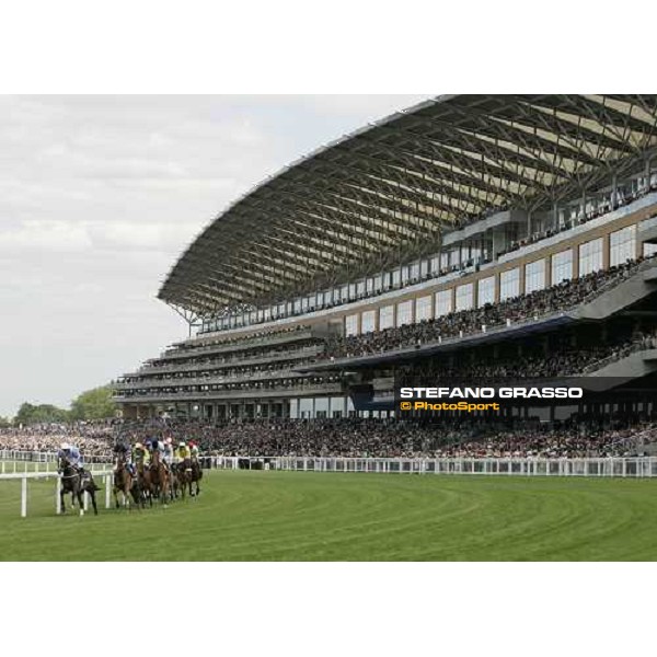 the horses of the Gold Cup pass the first bend Royal Ascot, 3rd day, 22th june 2006 ph. Stefano Grasso