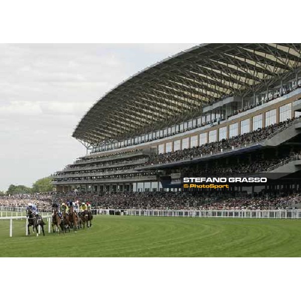 the horses of the Gold Cup pass the first bend Royal Ascot, 3rd day, 22th june 2006 ph. Stefano Grasso