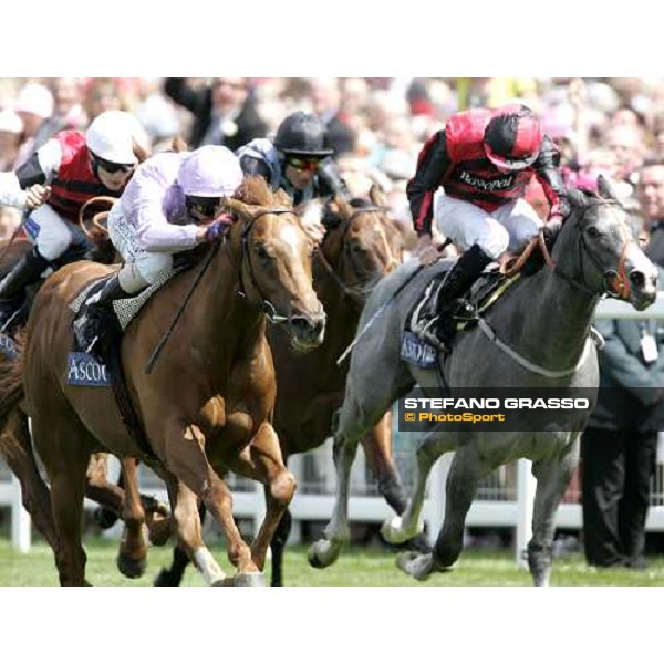 Alan Munro on Dutch Art wins the Norfolk Stakes beating Jamie Spencer on Hoh Mike Royal Ascot, 3rd day, 22th june 2006 ph. Stefano Grasso