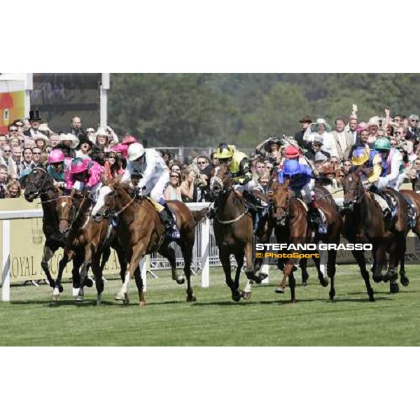 straight of The Ribblesdale Stakes - Michael Hills on Mont Etoile wins the Ribblesdale Stakes beating Kieren Fallon on Scottish Stage Royal Ascot, 3rd day, 22th june 2006 ph. Stefano Grasso