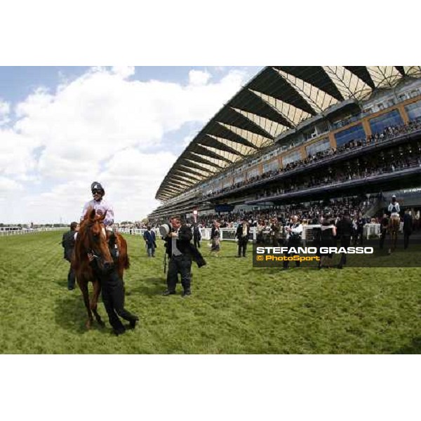 Alan Munro on Dutch Art with Peter Chapple-Hyam after the winning in the Norfolk Stakes Royal Ascot, 3rd day, 22nd june 2006 ph. Stefano Grasso