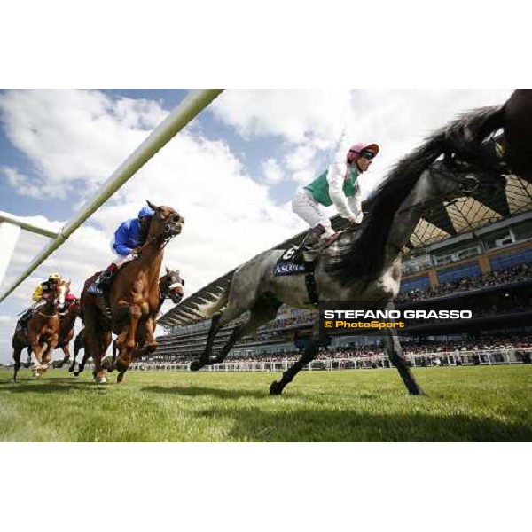 Christophe Soumillon on Reefscape and Frankie Dettori on Guadalajara on the first turn of the Gold Cup Royal Ascot, 3rd day, 22nd june 2006 ph. Stefano Grasso