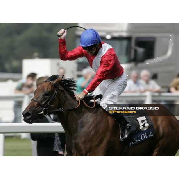 Jimmy Fortune on Nannina wins the Coronation Stakes Ascot, 4th day, 23rd june 2006 ph. Stefano Grasso