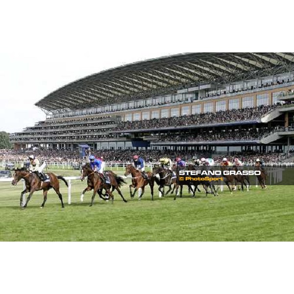 Philip Robinson on Galient leads the group during the first turn of the Queen\'s Vase Ascot, 4th day, 23rd june 2006 ph. Stefano Grasso